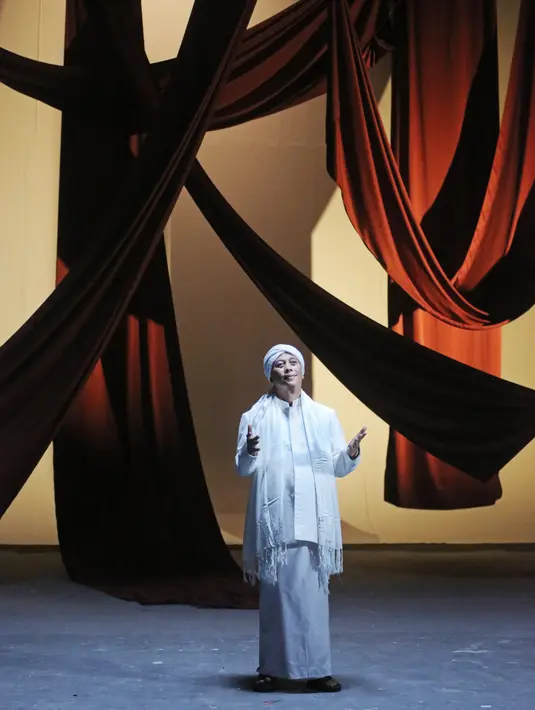 Beberapa pemain orkestra juga dihadirkan dalam proses pembuatan video klip dari lagu terbaru Opick. Syuting klip lagu Obat hati berlangsung pada Rabu (15/3/2023) di sebuah studio di kawasan Bintaro, Jakarta. [Foto; Bambang E.Ros/Fimela.com]