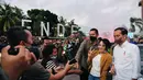 Presiden Joko Widodo berfoto dengan warga di Simpang Lima, Kabupaten Ende, Provinsi Nusa Tenggara Timur (NTT), Selasa (31/5/2022). Warga sangat antusias menyambut kehadiran Presiden dan Ibu Iriana. Di sini, Presiden dan Ibu Iriana membagikan buku dan sempat berfoto dengan warga. (Foto: Laily Rachev - Biro Pers Sekretariat Presiden)
