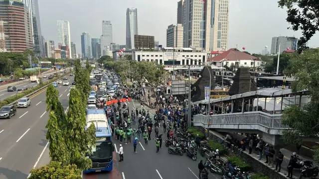 Demo di Polda Metro Jaya, Jalan Gatot Subroto Ditutup Paksa hingga Macet Total