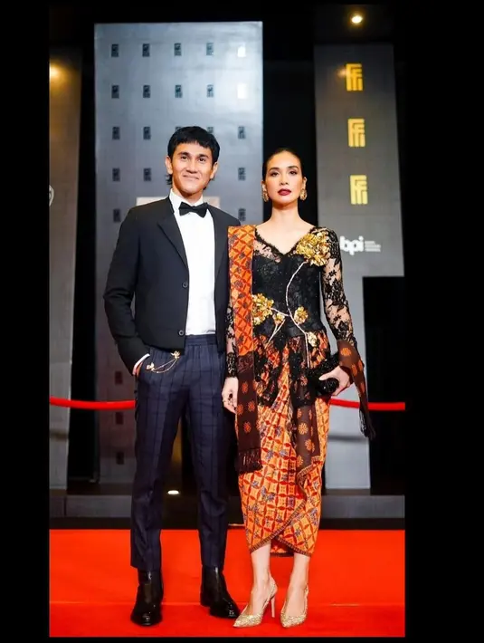 Hadiri FFI 2021, Marsha tampil cantik kenakan kebaya hitam dan Vino yang berbalut setelan jas hitam.