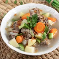 Semangkuk sop iga sapi bening. (Liputan6.com/IG/fridajoincoffee)