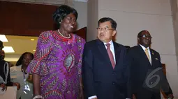 Wakil Presiden Zambia Inonge Wina (kiri) ingin mengirimkan pelajarnya untuk belajar di Indonesia, JCC Jakarta, Selasa (21/4/2015). JK mengantarkan Wina usai mengadakan pertemuan bilateral. (Liputan6.com/Herman Zakharia)