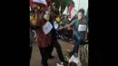 Aksi teatrikal digelar mahasiswa sebagai bentuk protes terhadap keputusan Presiden Jokowi yang dianggap menyengsarakan rakyat kecil, Jakarta, Kamis (20/11/2014). (Liputan6.com/Johan Tallo)