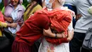 Warga meratapi kerabat mereka yang hilang pascabanjir bandang, di luar kamar jenazah di distrik Chitwan, Nepal, Senin, 31 Agustus 2026. (AFP/ Prakash Mathema)