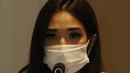 Gisella Anastasia atau Gisel saat buka suara terkait kasus video syur yang menjerat dirinya di kawasan Gatot Subroto, Jakarta, Rabu (6/1/2021). Gisel meminta maaf atas perbuatan masa lalunya yang kini menjadi bumerang buat dirinya. (Liputan6.com/Herman Zakharia)
