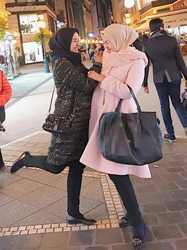6 Potret Kebersamaan Laudya Cynthia Bella dan Ibunda, Penuh Kehangatan
