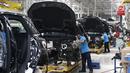 Pekerja menyelesaikan perakitan mobil Mercedes Benz di Pabrik Mercedes Benz, Wanaherang, Bogor (11/12). Mercededes-Benz C-Class generasi terbaru kini resmi masuk jalur produksi pabrik Mercedes-Benz di Wanaherang, Bogor. (Liputan6.com/Herman Zakharia)