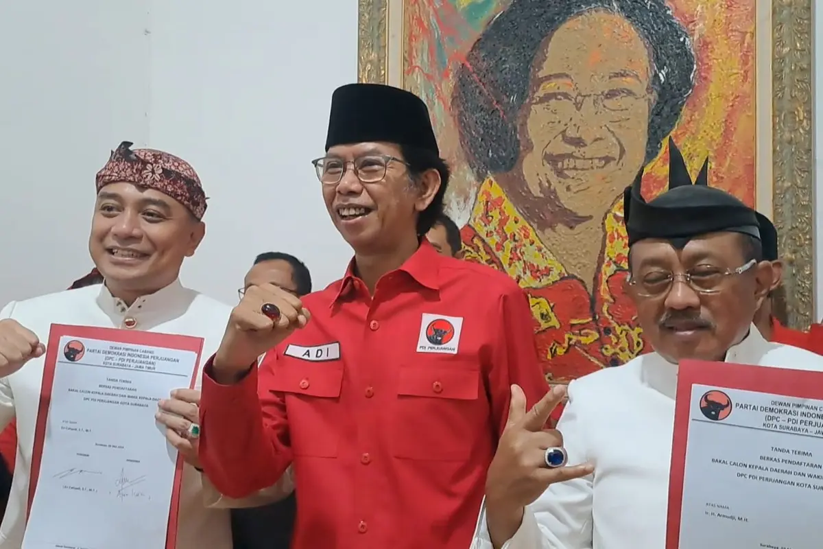 Eri Cahyadi dan Armuji resmi daftar ke PDIP untuk maju Pilkada Surabaya. (Dian Kurniawan/Liputan6.com)
