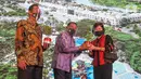 Komisaris Utama sekaligus Komisaris Independen PT Agung Podomoro Land Tbk. Sofian Effendi (tengah) memberikan bibit pohon sebagai simbolisasi hadirnya Kota Podomoro Tenjo kepada COO Kota Podomoro Tenjo Puspalily Tanusatrio di Central Park Jakarta (18/8/2020). (Liputan6.com)