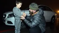 Bocah 5 tahun asal Checnya, Rahim Kurayev, mendapatkan Mercedes-Benz C-Class dari  pemimpin Chechnya  Ramza Kadyrov karena mampu melakukan olah raga push up sebanyak 4.105 kali.