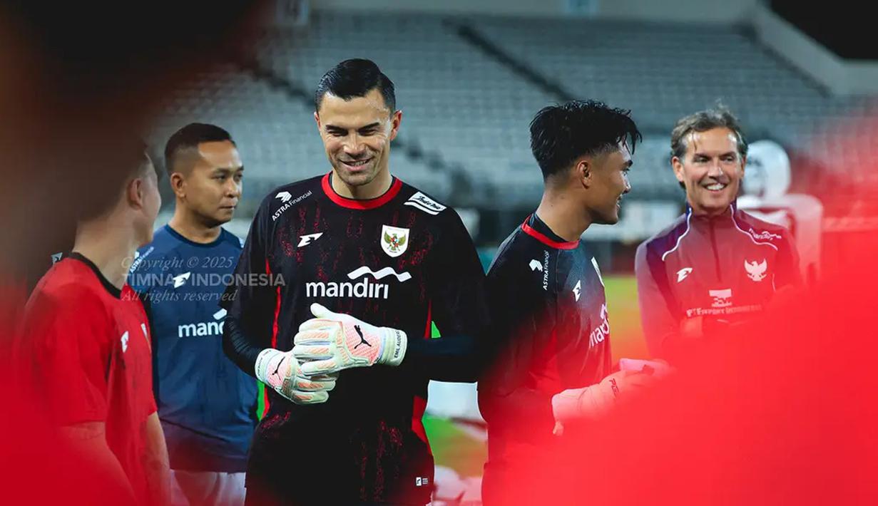Kiper Timnas Indonesia, Emil Audero saat melakukan latihan perdana menjelang laga putaran ketiga Kualifikasi Piala Dunia 2026 melawan Australia di Stadion Netstrata Jubilee, Sydney, Selasa (18/03/2025) waktu setempat. (Dok. PSSI)