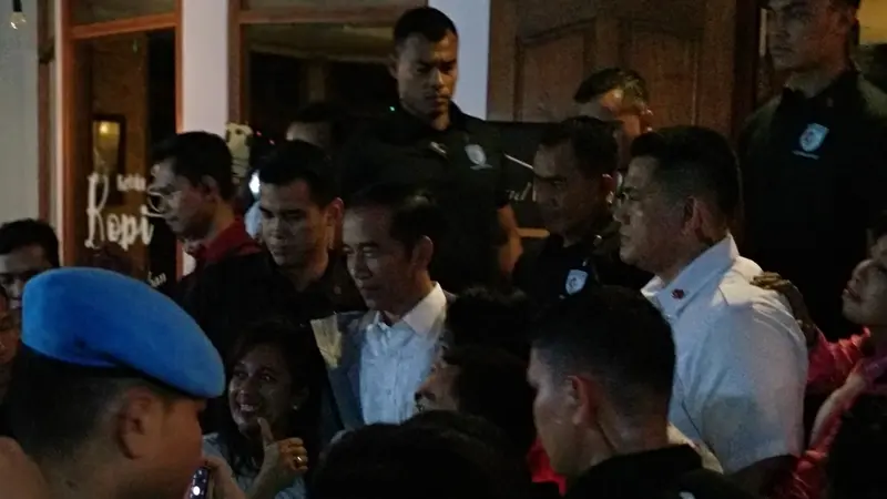 Jokowi temui relawan di sebuah Kedai Kopi, di kawasan Kemang, Jakarta Selatan. (Liputan6.com/Putu Merta Surya Putra)