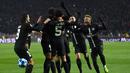 Pemain PSG bersuka cita merayakan gol yang dicetak Marquinhos pada laga lanjutan Grup C Liga Champions yang berlangsung di stadion Rajko Mitic, Rabu (12/12). PSG menang 4-1 atas Red Star Belgrade. (AFP/Franck Fife)