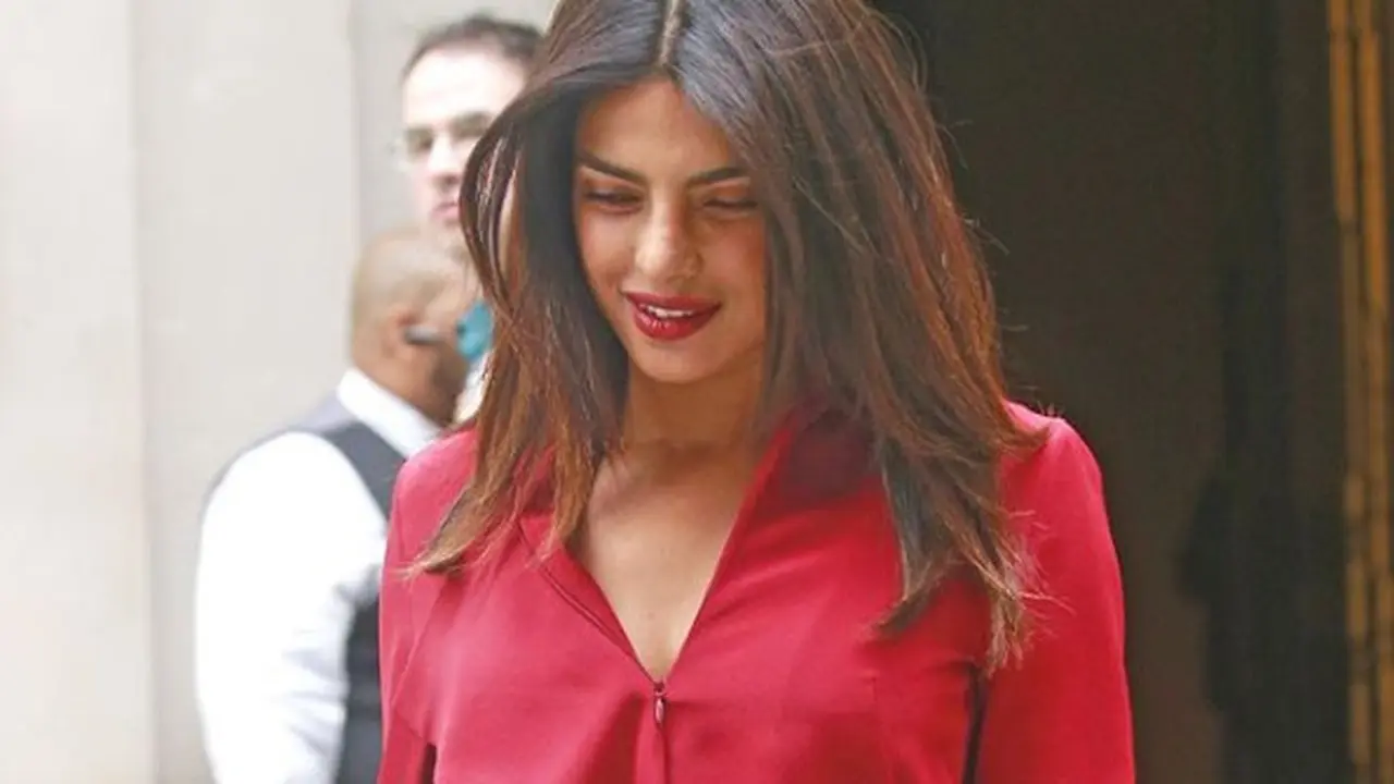 Sontek gaya rok kulit Priyanka Chopra dan Meghan Markle