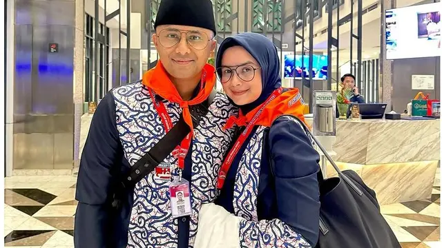 7 Potret Hengky Kurniawan dan Sonya Fatmala saat Jalani Umroh, Curi Perhatian