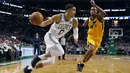 Pemain Boston Celtics, Jayson Tatum (0) menggiring bola melewati adangan pemain Utah Jazz, Rodney Hood (5) pada lanjutan NBA basketball game di TD Garden, Boston, (15/12/2017). Utah Jazz menang 107-95. (AP/Michael Dwyer)