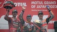 Selebrasi pembalap di atas podium (dari kiri) peringkat kedua Francesco Bagnaia (Ducati Lenovo), juara Jorge Martin (Pramac Ducati) dan peringkat ketiga Marc Marquez (Repsol Honda) saat upacara penyerahan trofi pada balapan MotoGP Jepang 2023 di Sirkuit Motegi, Minggu (1/10/2023) siang WIB. (AFP/Toshifumi Kitamura)