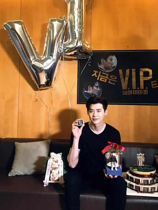 Lee Jong Suk menuturkan bahwa dirinya harus hadir dalam promosi film terbarunya yang berjudul VIP. Serta ada juga drama terbarunya, yakni While You Were Sleeping. (Instagram/jongsuk0206)