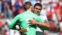 Gelandang Real Madrid, Casemiro, memberikan selamat kepada kiper Manchester United, David De Gea, usai laga ICC 2017 di Stadion Levi's, California, Minggu (23/7/2017). MU menang atas Madrid 2-1 melalui adu penalti. (AFP/Ezra Shaw) 