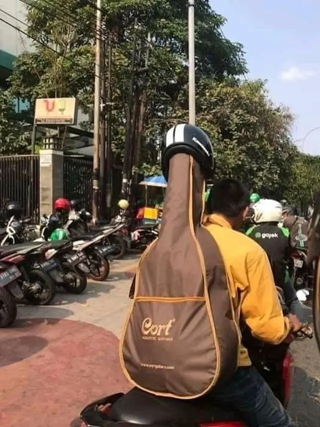 6 Kelakuan Tidak Biasa Saat Naik Motor, Bikin Enggak Habis Pikir