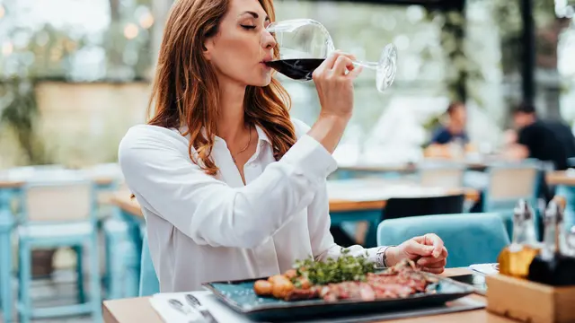 Ilustrasi makan di restoran Michelin Star via Shutterstock.com