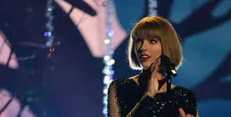 Taylor Swift kembali tersorot publik. Bukan soal karier atau kisah cintanya, namun soal kasus pelecehan seksual yang menimpa dirinya belum lama ini. Kejadian ini tentunya membuat Taylor geram. (AFP/Robyn Beck)