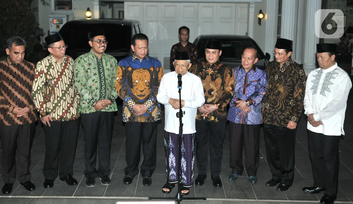 Wakil Presiden terpilih Ma'ruf Amin (tengah) memberi keterangan usai bertemu Pimpinan MPR di kediamannya, Jalan Situbondo, Jakarta, Selasa (15/10/2019). Pimpinan MPR mengunjungi kediaman Ma'ruf Amin untuk mengantarkan undangan pelantikan Presiden dan Wakil Presiden. (merdeka.com/Iqbal Nugroho)
