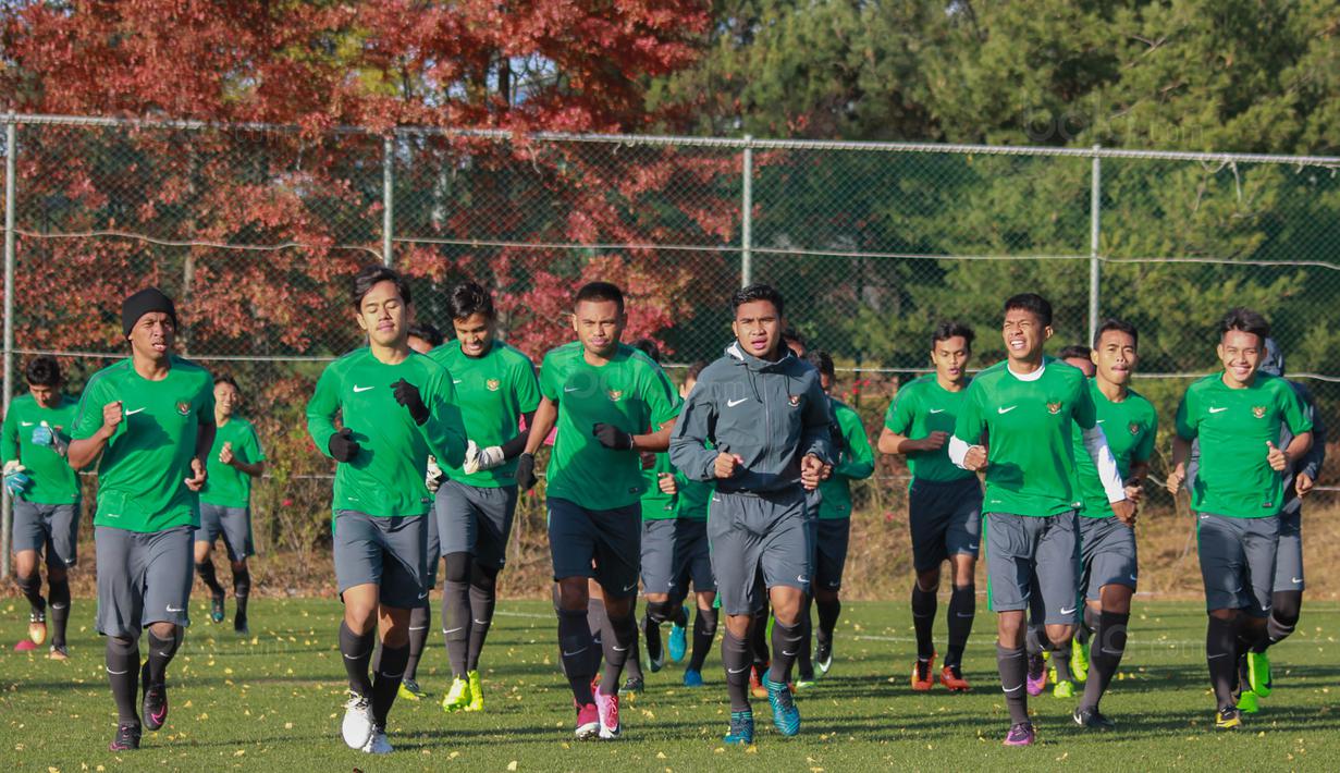 Para pemain Timnas Indonesia U-19 berlari ringan saat latihan di Paju National Football Centre, Gyeonggi, Minggu (29/10/2017). Persiapan dilakukan Timnas U-19 jelang laga Kualifikasi Piala Asia 2018. (Bola.com/Media PSSI)