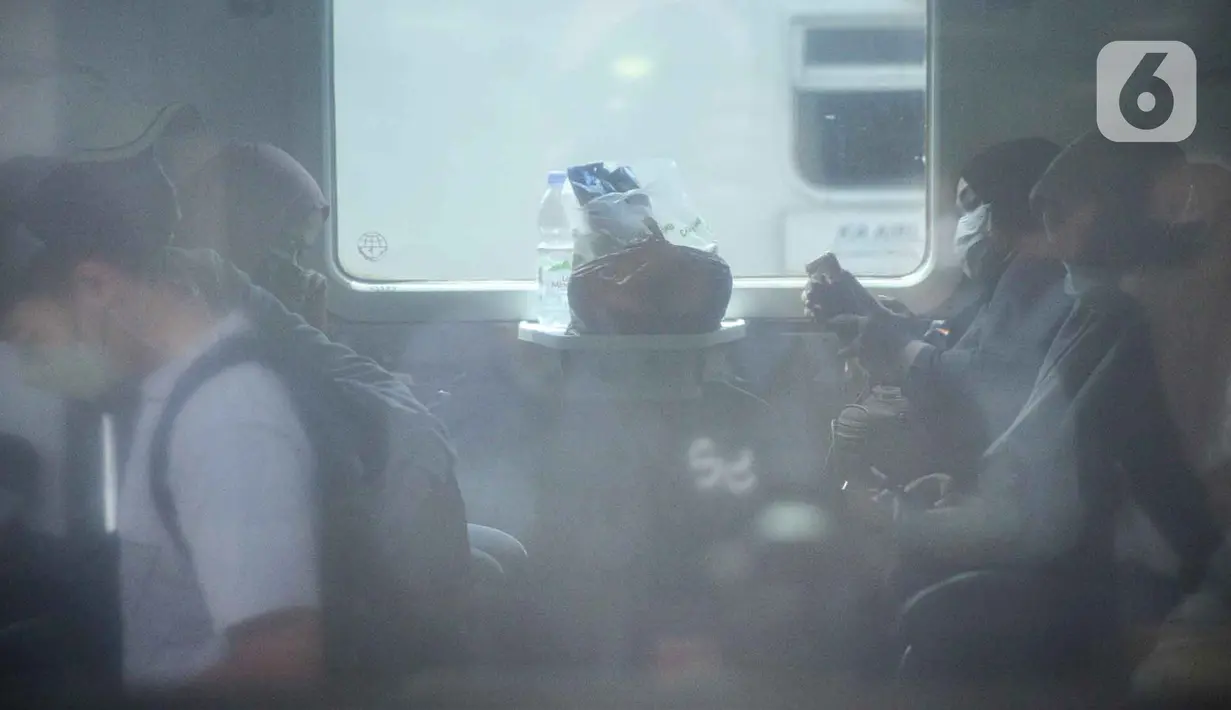 <p>Sejumlah pemudik berada dalam kereta tujuan mereka di Stasiun Pasar Senen, Jakarta, Selasa (26/4/2022). Sepekan menjelang Lebaran, lonjakan jumlah penumpang kereta api sudah mulai terlihat pada Selasa siang ini, dan diperkirakan akan terus bertambah hingga 30 April atau H-2 Idul Fitri. (Liputan6.com/Faizal Fanani)</p>