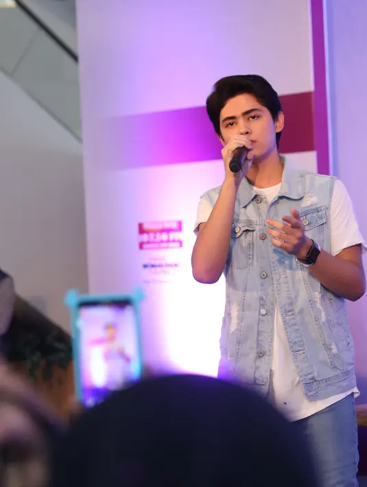 Sebagai orang yang lebih berpengalaman dalam akting, pada acara itu peserta juga beradu akting dengan idola banyak remaja putri tersebut. Lantaran ada penilaian mengenai akting. (Nurwahyunan/Bintang.com)