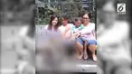 Tingkah laku sepasang monyet ini membuat sejumlah wisatawan lokal tersipu malu.