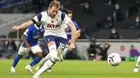 Striker Tottenham Hotspur, Harry Kane, melepaskan tendangan penalti saat melawan Brighton & Hove Albion pada laga Liga Inggris di London, Minggu (1/11/2020). Tottenham menang dengan skor 2-1. (John Walton/Pool via AP)