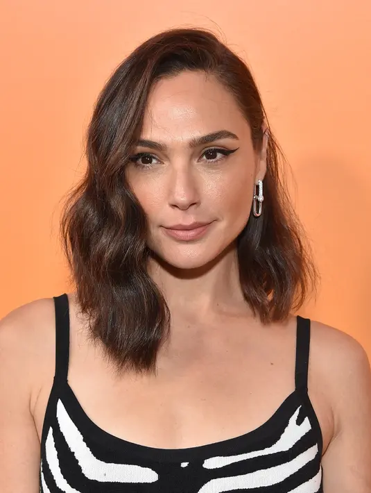 Gal Gadot berpose saat menghadiri Peluncuran Pameran Budaya Veuve Clicquot Solaire di Beverly Hills, California pada 25 Oktober 2022. Gal diarak melintasi karpet biru untuk acara yang berkilauan, yang digelar untuk menandai ulang tahun ke-250 merek sampanye legendaris itu. (Lisa O'CONNOR / AFP)
