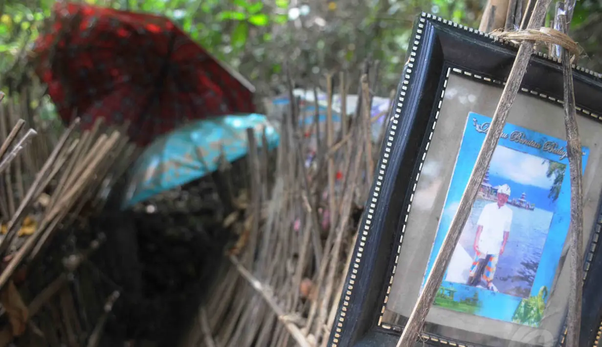 Di sekitar ancak saji terdapat benda-benda peninggalan mendiang seperti foto, piring, sapu tangan, baju, perhiasan, dan lain-lain. (Liputan6.com/Herman Zakharia)