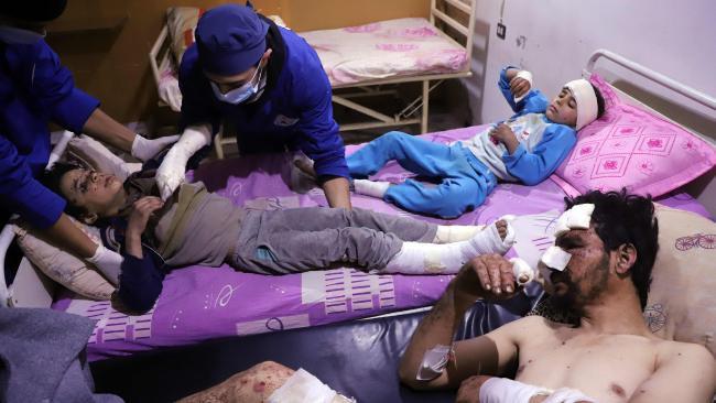 Dokter merawat Omar, ayah dan adik kandungnya yang berumur tujuh tahun, Manar. Anggota keluarga lainnya tidak selamat dari serangan udara tersebut. (Amer Almohibany/AFP)