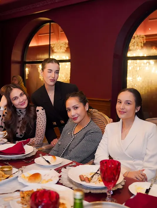 Nagita Slavina, founder Slaivina, tampil menawan dengan Chanel Jacket abu-abu seharga Rp143,5jutaan. Tampilannya begitu celan dengan sleek curl ponytail khas Lady Boss [@lunamaya]