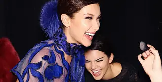 Bella Hadid dikenal dengan pribadi yang sulit banget kelihatan tersenyum. Tapi lihat deh ketika ia bersama dengan Kendall Jenner! (instagram/bellahadid)