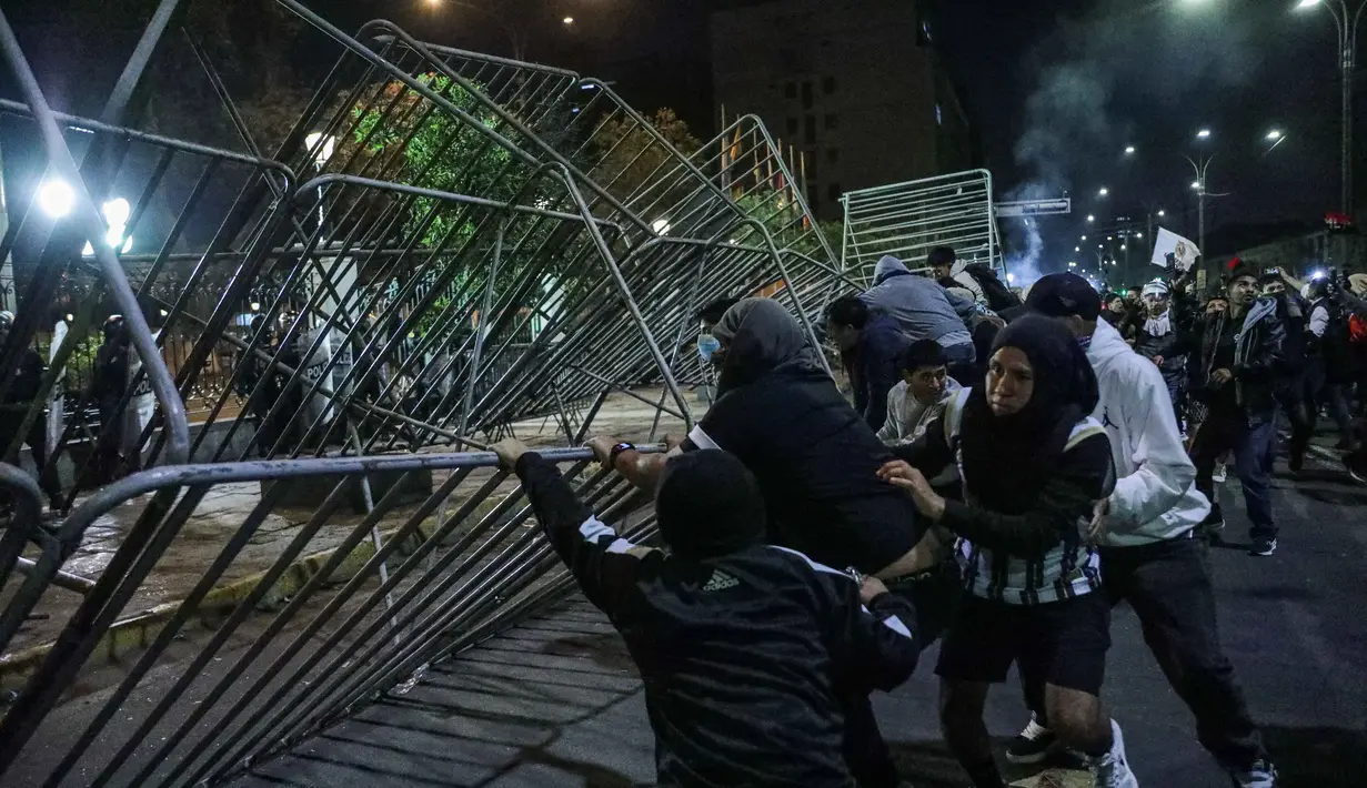 Sedikitnya 19 orang, termasuk seorang polisi dan seorang jurnalis, dilaporkan terluka. (CONNIE FRANCE/AFP)
