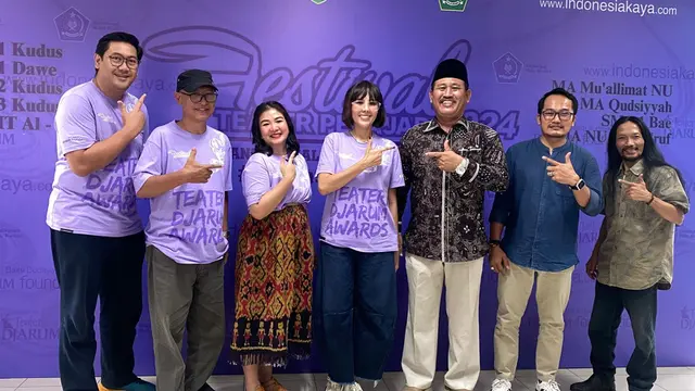 Program Director Bakti Budaya Djarum Foundation, Renitasari Adrian (tengah) foto bersama dewan juri dan perwakilan Disdikpora dan Kemenag Kudus usai konferensi pers. (Liputan6.com/Arief Pramono)