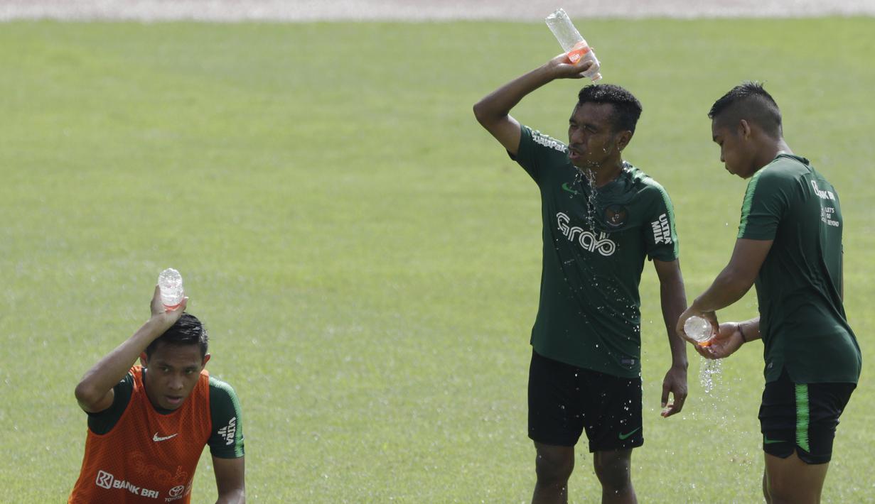 Para pemain Timnas Indonesia U-22 melepas dahaga usai latihan di Stadion Madya Senayan, Jakarta, Kamis (24/1). Latihan ini merupakan persiapan jelang Piala AFF U-22. (Bola.com/Yoppy Renato)