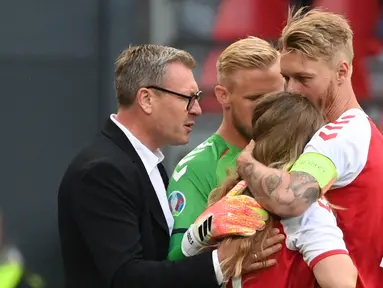 Bersama kiper Timnas Denmark, Kasper Schmeichel, Kjaer pun kemudian mencoba menenangkan Sabrina Kvist Jensen dengan memeluknya. (Foto: AFP/Pool/Jonathan Nackstrand)