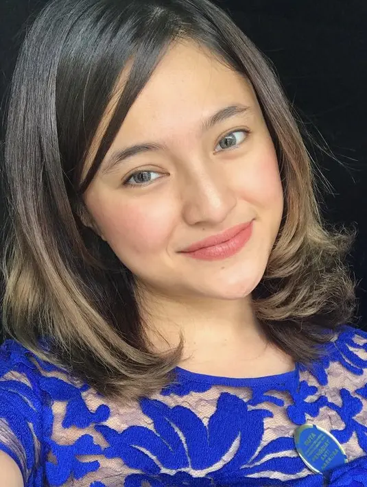 Memiliki rambut sebahu, Marshanda tampil dengan rambut ombrenya. Ia memilih warna cokelat terang pada bagian bawah rambutnya. @marshanda99