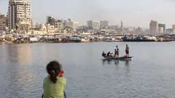 Pantai di Gaza menjadi satu-satunya lokasi pelarian bagi orang-orang yang tinggal di sana, terutama saat musim panas. (Omar AL-QATTAA/AFP)
