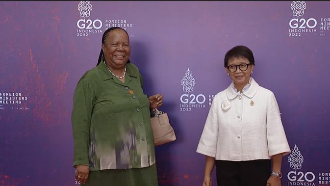 <p>Menlu Retno Marsudi dan Menlu Afrika Selatan Naledi Pandor di acara Foreign Ministers' Meeting di G20 Bali.</p>