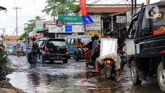 Kendaraan menerobos lubang yang ada di Jalan Raya Bojonggede, Bogor, Jawa Barat, Sabtu (22/2/2020). Jalan Raya Bojonggede yang berlubang hingga kini belum juga diperbaiki pemerintah setempat membuat kondisi lalu lintas tersendat (merdeka.com/Magang/Muhammad Fayyadh)