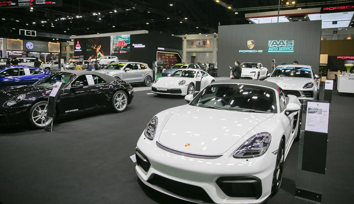 Sejumlah mobil Porsche terlihat di Bangkok International Motor Show ke-41 di Bangkok, Thailand, pada 16 Juli 2020. Bangkok International Motor Show ke-41 dimulai pada 15 Juli dan akan berlangsung hingga 26 Juli di Bangkok. (Xinhua/Zhang Keren)