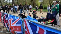 Para penggemar kerajaan, sudah berkemah menjelang upacara penobatan Raja Charles III dan Ratu Camilla pada 6 Mei, di The Mall di pusat kota London, Minggu (30/4/2023). (Photo by JUSTIN TALLIS / AFP)