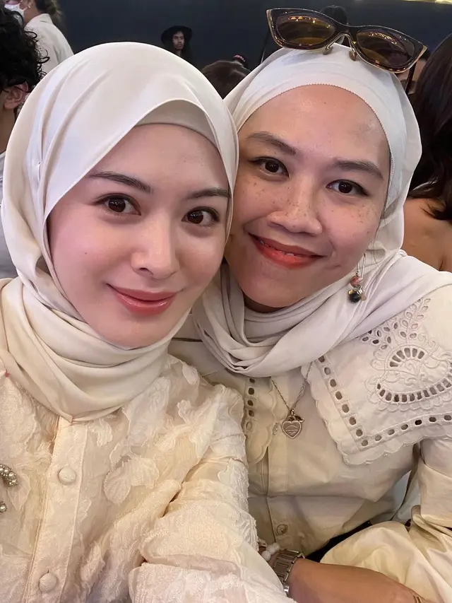 Sempat Dikira Lepas Hijab, Ini 7 Potret Terbaru Ayana Moon yang Tampil Syari