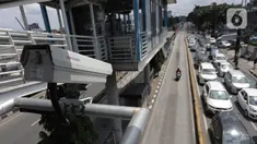 Kamera pengawas terpasang di area halte bus transjakarta di kawasan Buncit Raya, Jakarta, Selasa (14/1/2020). Lewat kamera CCTV tersebut, Kepolisian Lalu Lintas dapat mendeteksi aktivitas pengemudi yang melanggar aturan di ruas jalur bus Transjakarta. (Liputan6.com/Herman Zakharia)