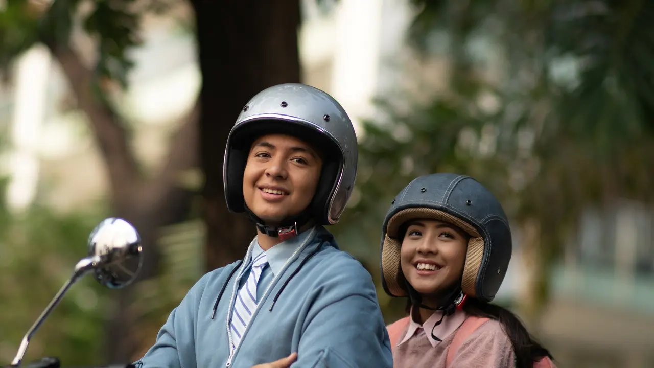 Angga Yunanda dan Adhisty Zara. (Foto: Dok. Falcon Pictures/ Starvision Plus)